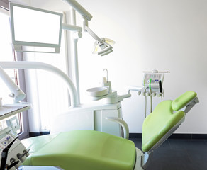 Zahnarztstuhl mit leerer Monitoranzeige