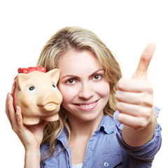Frau mit Sparschwein hält Daumen hoch