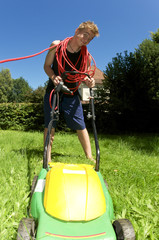 Teenager beim Rasenmähen