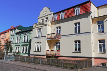 Fototapeta na wymiar Neubrandenburg, Sanierte Häuserzeile