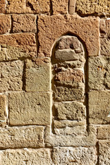 Schäden an Sandsteinwand