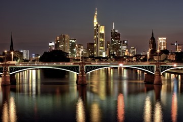 Fototapeta na wymiar Frankfurt nad Menem (na pierwszym planie most Ignatz Bubis) - 2012