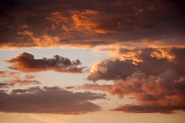 Obraz premium Chmury i zachodzące słońce