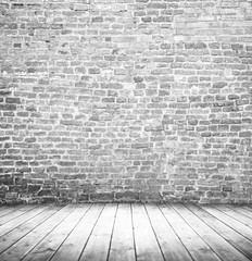 heller innenraum mit ziegelmauer.