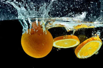 Papier Peint photo Éclaboussures deau Orange Fruit Splash sur l& 39 eau