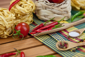 Nudel und Zutaten