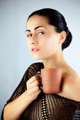 Kobieta delektująca się aromatem czarnej klasycznej herbaty - obrazy, fototapety, plakaty