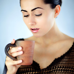 Zaskoczona wspaniałym smakiem białej herbaty młoda kobieta