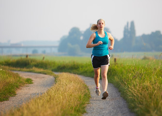 Junge Frau joggt