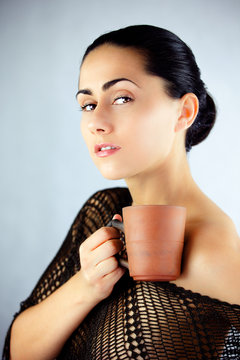 Kobieta delektująca się aromatem czarnej klasycznej herbaty