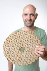 Mann mit Knäckebrot