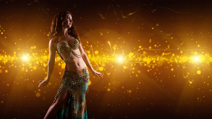 attraktive orientalische Tänzerin vor Lichterhintergrund