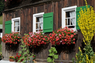 Bauernhaus mit Blumenschmuck