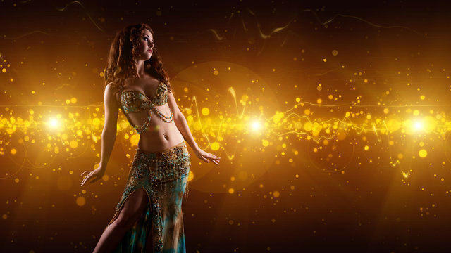 attraktive orientalische Tänzerin vor Lichterhintergrund