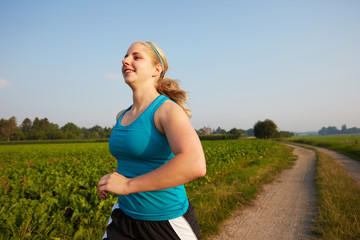 Junge Frau joggt