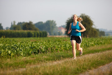 Junge Frau joggt