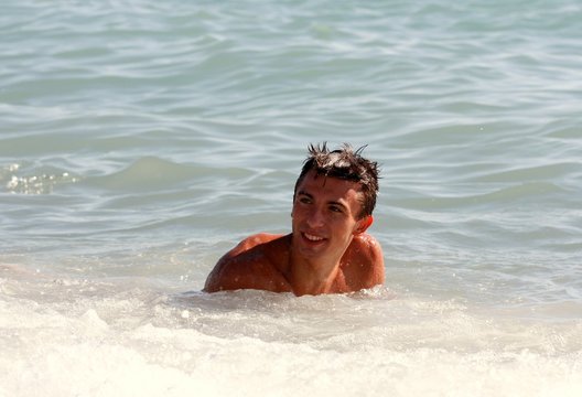 bel volto di ragazzo in mare