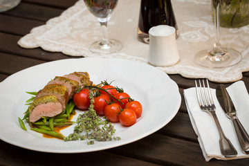 Lamm an Strauchtomaten