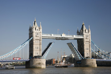 Fototapeta na wymiar Tower Bridge, zniesione.