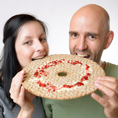 Paar mit Kn&auml;ckebrot