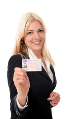 Lächelnde junge Frau zeigt ihren Führerschein