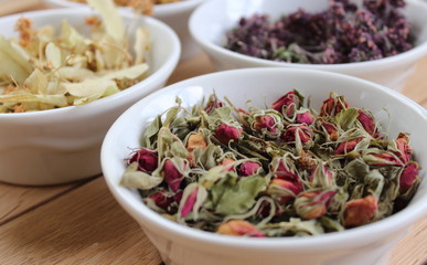 Fleurs d'églantier,   tilleul et origanum.