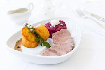 Schweinebraten mit Serviettenknödel