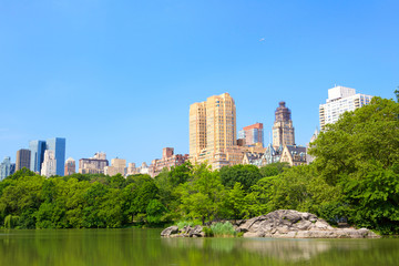 Fototapeta na wymiar Central Park z jeziora i drapacze chmur na Manhattanie, Nowy Jork