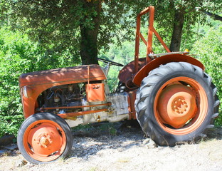 vieux tracteur abandonné