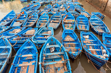 Fototapeta na wymiar Puste niebieski kolorowe łodzie rybackie w porcie