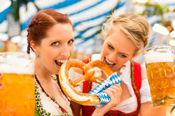 Junge Frauen in traditionellem Dirndl in Bierzelt