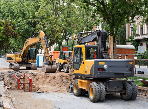 Baumaschinen auf einer Baustelle
