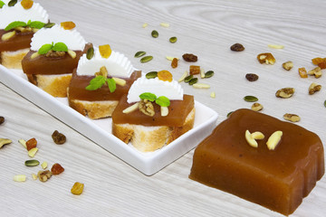 Dulce de membrillo y canapés con membrillo.