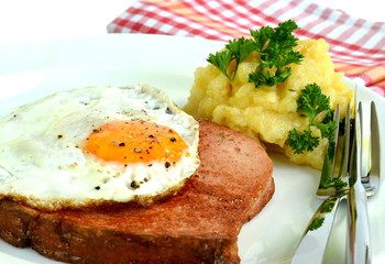 Leberkäse mit Ei