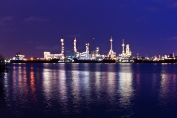Obraz na płótnie Canvas Oil refinery plant along river in Bangkok