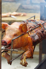 Cochon grillé à la broche