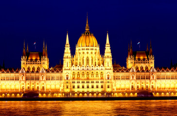 Fototapeta na wymiar Parlament w Budapeszcie, na Węgrzech w nocy