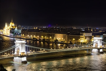 Fototapeta na wymiar Budapeszt - Węgierski parlament i most łańcuchowy.