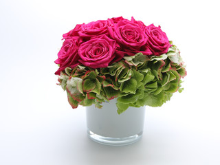 Rosenstrauß in weißer Vase