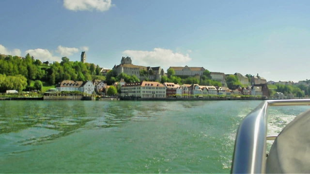 Schiff entfernt sich von der Altstadt Meersburg / Bodensee
