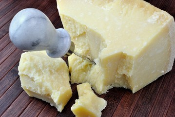 Formaggio grana su tagliere in legno