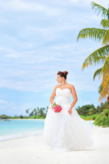 Fototapeta na wymiar Young bride on a beach in Kuredu resort, Maldives island