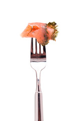 Graved Lachs mit Dill auf einer Gabel