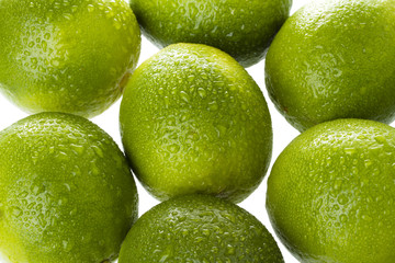 gruppe mit limetten mit wassertropfen