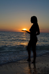 Fototapeta premium silhouette of girl holding a sun
