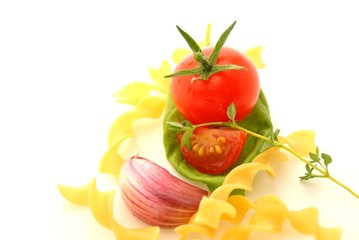 Basilikum, Cocktailtomaten und Spiralnudeln III