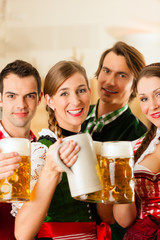 Junge Leute in Bayerischer Tracht in einer Wirtschaft oder Resta