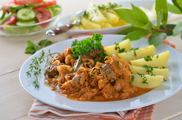 Szegediner Gulasch mit Salzkartoffeln