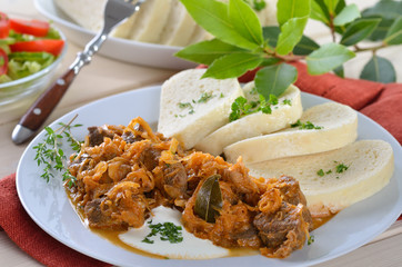 Szegediner Gulasch mit Serviettenknödel