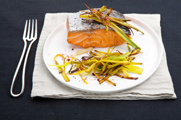 Saumon aux poireaux.